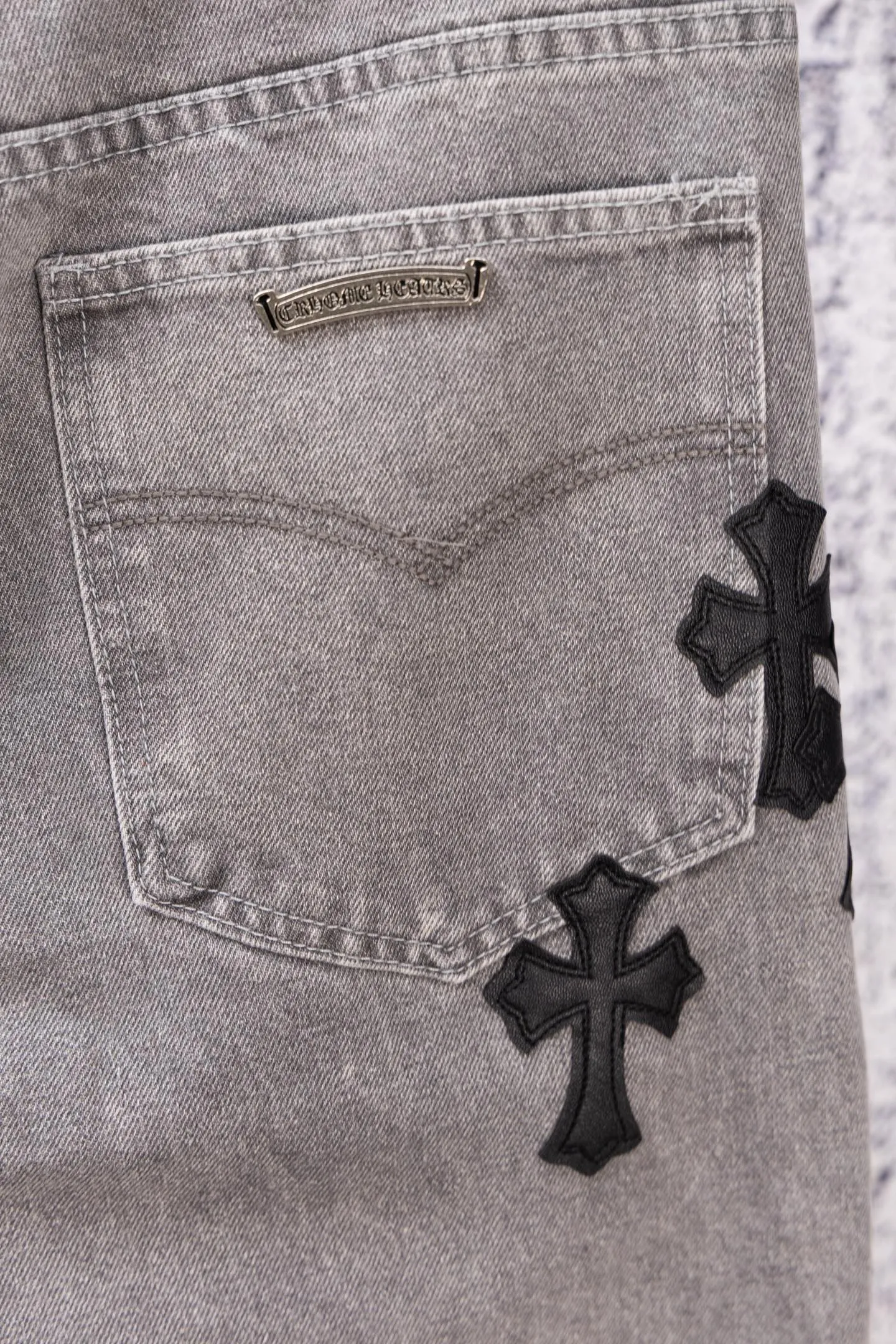 P210 Chromehearts limited edition classic black cross patch leather gray jeans, priced at 34W level, patchwork cross pattern embellishment, washed jeans! ! An absolutely high-end luxury product, a 1.9W-level god-level single product, a super popular product, made by top heavy industry, a magic weapon that cannot be missed! [About Zangyin] This is an extremely luxurious fashion brand that can also be called the aristocracy of the high street. It has always been an exclusive brand for some hipsters or rich second generations. Compared with ordinary high streets, it is more luxurious and noble. Compared with luxury brands, it is more fashionable and individual. It has always been a brand that I have a special liking for. [Top heavy industry fashion design] Consistently high-street luxury style. Speaking of this style, the Zangyin family and GU family are definitely the leading representative brands. Especially the Zangyin family has really achieved a state-of-the-art effect in creating high-street style. The unique washed material is used to create this style. The color system is already quite eye-catching. After it is decorated with patchwork cross flowers, it cleverly highlights the charm of the brand. Secondly, this style uses classic The high-waist cutting design highlights the long legs and fashionable temperament of the upper body. The brand is highly recognizable and the slim fit configuration is more suitable for daily wear. It is a product that interprets personality, fashion, and specifications at a glance. This single product is enough to make any fan excited. It can be a white T-shirt for a youthful college style, or a tight suspender for a royal style. It has strong matching ability and can be easily controlled by men.  [Materials and craftsmanship] Needless to say, this point goes without saying. As an excellent craftsman brand, Zangyin’s requirements for details and craftsmanship are really perfect. The washed color of this model has gone through so many processes, not to mention the embellishment of denim appliques. It is also purely hand-made and sewn. Just like what they believe in, only hand-made things have soul and have the meaning of wear. A top-notch heavy-duty fashionable denim item, I look forward to your perfect interpretation! !  Color: Gray Size: 28-36
